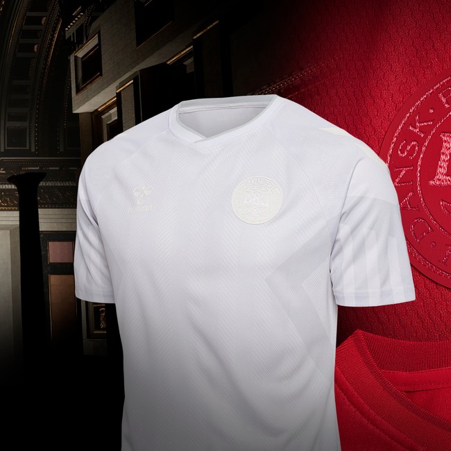 8. DenmarkBerbeda dari jersey negara lainnnya, Denmark memutuskan untuk memudarkan logo mereka pada seragam Piala Dunia 2022 Qatar. Bukan tanpa alasan, hal itu dilakukan sebagai bentuk protes akan pelanggaran hak asasi manusia yang terjadi di Qatar. Dilaporkan sejumlah migran jadi korban dalam pembangunan proyek Piala Dunia. Kami tidak ingin terlihat dalam turnamen yang memakan ribuan korban, tulis brand Hummel yang memproduksinya di Instagram.Foto: Internet