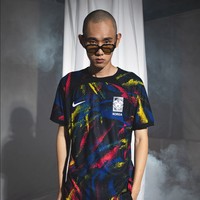 10. Korea SelatanSeragam bola Korea Selatan dinilai sebagai salah satu yang paling stylish oleh CBS Sport. Seperti banyak jersey, busana itu juga menampilkan simbol kebangsaan berupa garis biru dan merah yang melambangkan bendera mereka. Jersey yang disponsori oleh Nike itu terlihat elegan dengan dominasi warna hitam.Foto: Internet