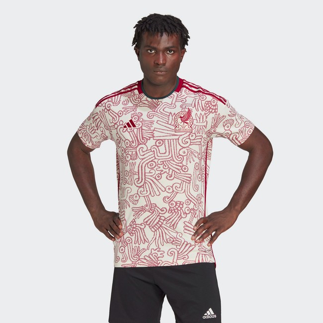 1. MeksikoJersey Meksiko dinilai jadi yang paling stylish dalam gelaran Piala Dunia 2022 Qatar. Seragam bola versi Away ini mendapat pujian karena mengandung banyak makna. Motif merah pada kaos putih itu terinspirasi kesenian Mixtec dan Dewa Aztec untuk menyemangati para pemain. Adapun motif ular Quetzalcoatl yang merepresentasikan kemampuan fisik hingga lencana tim terbaru untuk menyambut harapan baru.Foto: Internet