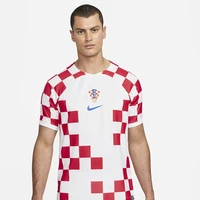 9. KroasiaJersey Kroasia tampil menarik perhatian dengan motif kotak-kotak berwarna hitam merah. Sedangkan tulisan nama dan nomor punggung para pemain dihadirkan dengan warna biru. Masih diproduksi Nike, dikatakan jika motif pola klasik digabungkan dengan sentuhan modern untuk merefleksi energi dan kebangganan negeri.Foto: Internet