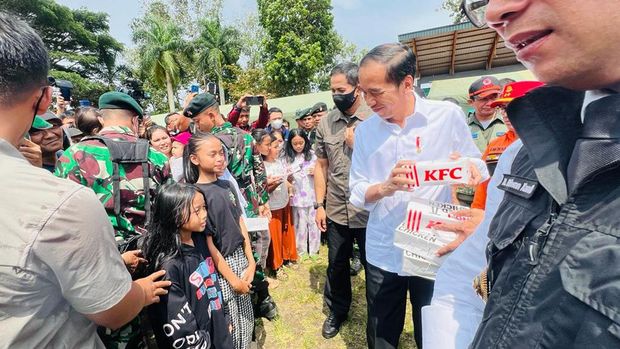 Jokowi Kunjungi Tenda Pengungsi Gempa Cianjur