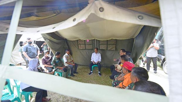 Jokowi Rapat Mendadak di Pengungsian Gempa Cianjur