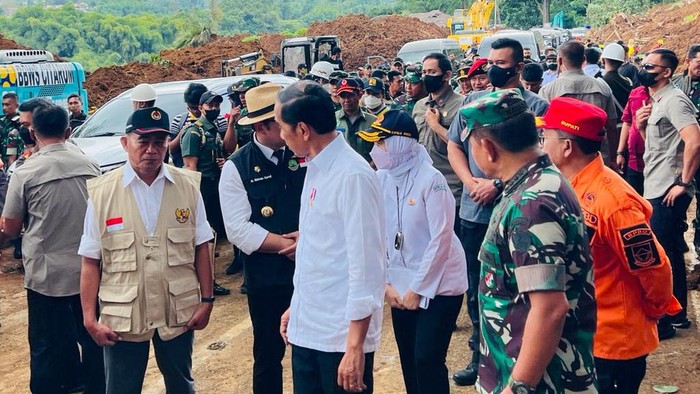 Jokowi Turun Lapangan Cek Infrastruktur Rusak Imbas Gempa Cianjur Presiden Jokowi bergerak menuju Kabupaten Cianjur, Provinsi Jawa Barat. Jokowi ingin memastikan korban gempa mendapatkan penanganan yang memadai.