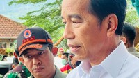 Jokowi memberikan bantuan berupa sembako kepada warga terdampak gempa. Jokowi turut menyampaikan terkait bantuan yang akan diberikan oleh pemerintah untuk warga yang rumahnya rusak akibat gempa.
