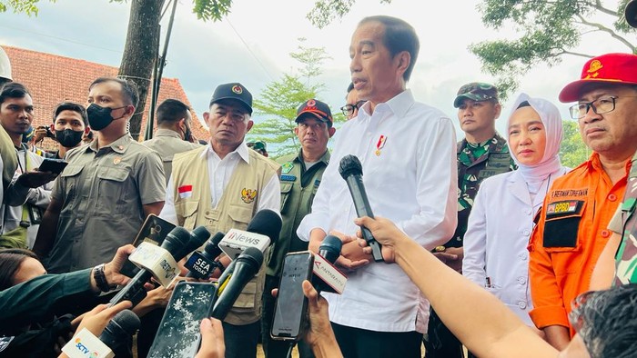 Jokowi Turun Lapangan Cek Infrastruktur Rusak Imbas Gempa Cianjur Presiden Jokowi bergerak menuju Kabupaten Cianjur, Provinsi Jawa Barat. Jokowi ingin memastikan korban gempa mendapatkan penanganan yang memadai.