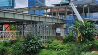 Progres pengerjaan terus dikebut oleh pekerja.