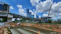 Para pekerja menyelesaikan proses pembangunan Jembatan Penyeberangan Multiguna (JPM) Sudirman, Jakarta, Selasa (22/11/2022).