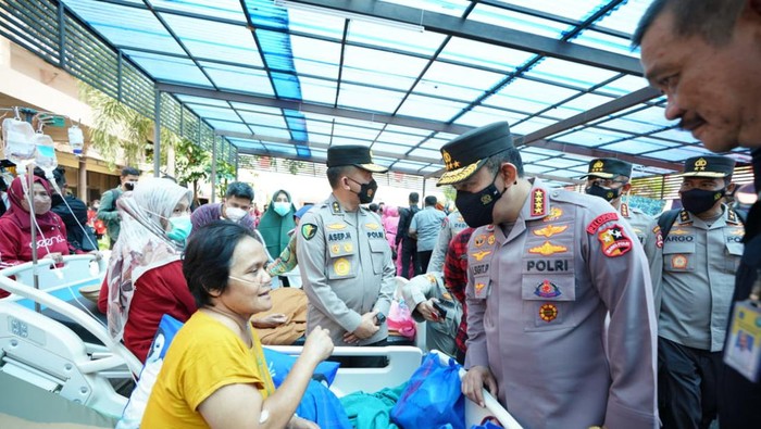 Kapolri Jenderal Listyo Sigit Prabowo jenguk para korban bencana Gempa Cianjur, Selasa (22/11/2022).