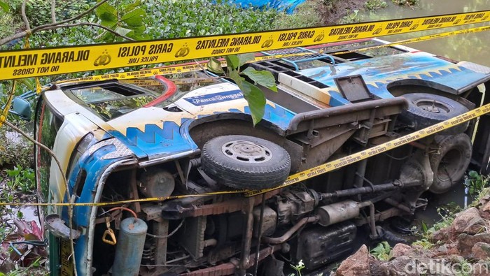 Kecelakaan di Gunung Pegat Wonogiri membuat sebuah minibus terperosok ke area persawahan pada Senin (21/11/2022). Peristiwa itu menewaskan delapan orang.
