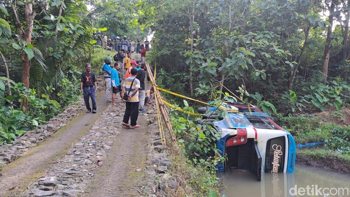 Kecelakaan di Gunung Pegat Wonogiri membuat sebuah minibus terperosok ke area persawahan pada Senin (21/11/2022). Peristiwa itu menewaskan delapan orang.