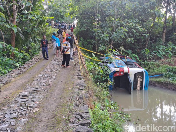 Kecelakaan di Gunung Pegat Wonogiri membuat sebuah minibus terperosok ke area persawahan pada Senin (21/11/2022). Peristiwa itu menewaskan delapan orang.