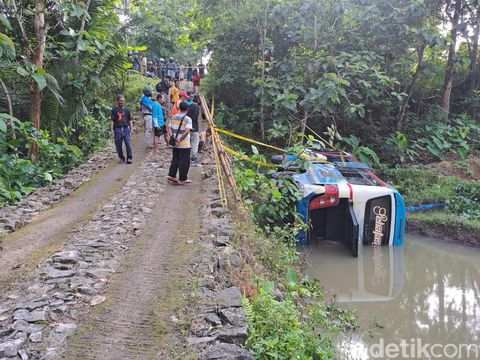 Kecelakaan di Gunung Pegat Wonogiri membuat sebuah minibus terperosok ke area persawahan pada Senin (21/11/2022). Peristiwa itu menewaskan delapan orang.