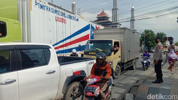 Kemacetan di jalur Pantura Juwana, Pati, Foto diambil Selasa (22/11/2022) pukul 09.00 WIB.