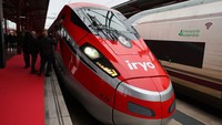 Kereta bertarif murah, Iryo melakukan perjalanan perdana di stasiun kereta Chamartin di Madrid, Senin (21/11/2022). Pierre-Philippe Marcou/AFP/Getty Images  
