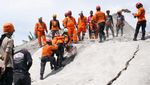 Kerja Keras Tim SAR Evakuasi Korban Gempa Cianjur dari Reruntuhan