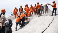 Petugas mengalami kesulitan untuk menemukan lebih banyak jenazah akibat puing-puing rumah dan bangunan roboh.  