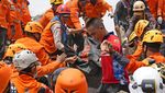 Kerja Keras Tim SAR Evakuasi Korban Gempa Cianjur dari Reruntuhan