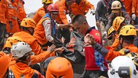 Gempa ini mengakibatkan ratusan orang meninggal dunia. Data terbaru Badan Nasional Penanggulangan Bencana (BNPB) mengungkap jumlah korban meninggal dunia akibat gempa Cianjur sebanyak 103 orang. Sebanyak 31 orang di antaranya dilaporkan hilang.  
