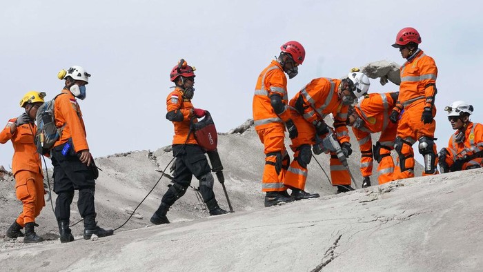 Kerja Keras Tim Penyelamat Evakuasi Korban Gempa Cianjur dari Reruntuhan Rescuers use equipment to break through cement as they try to recover the body of an earthquake victim from under the rubble of a collapsed building in Cianjur, West Java, Indonesia,Tuesday, Nov. 22, 2022. Rescuers on Tuesday struggled to find more bodies from the rubble of homes and buildings toppled by an earthquake that killed a number of people and injured hundreds on Indonesia's main island of Java. (AP Photo/Tatan Syuflana)