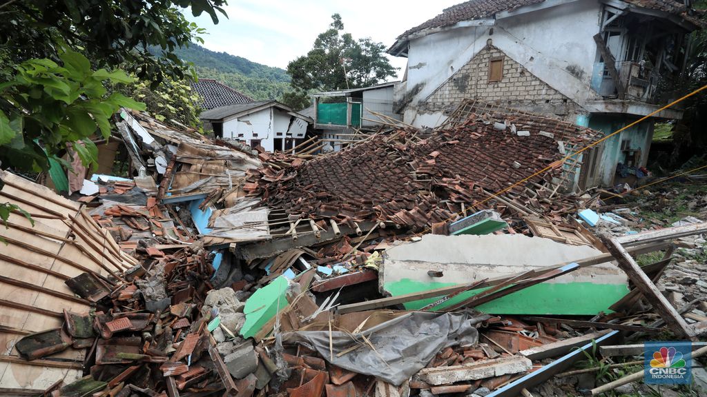 Kerusakan rumah akibat guncangan gempa berkekuatan 5,6 magnitudo (M) di Kampung Cijedil, desa Cijedil, Kecamatan Cugenang, Cianjur, Selasa (22/11/2022). (CNBC Indonesia/Andrean Kristianto)