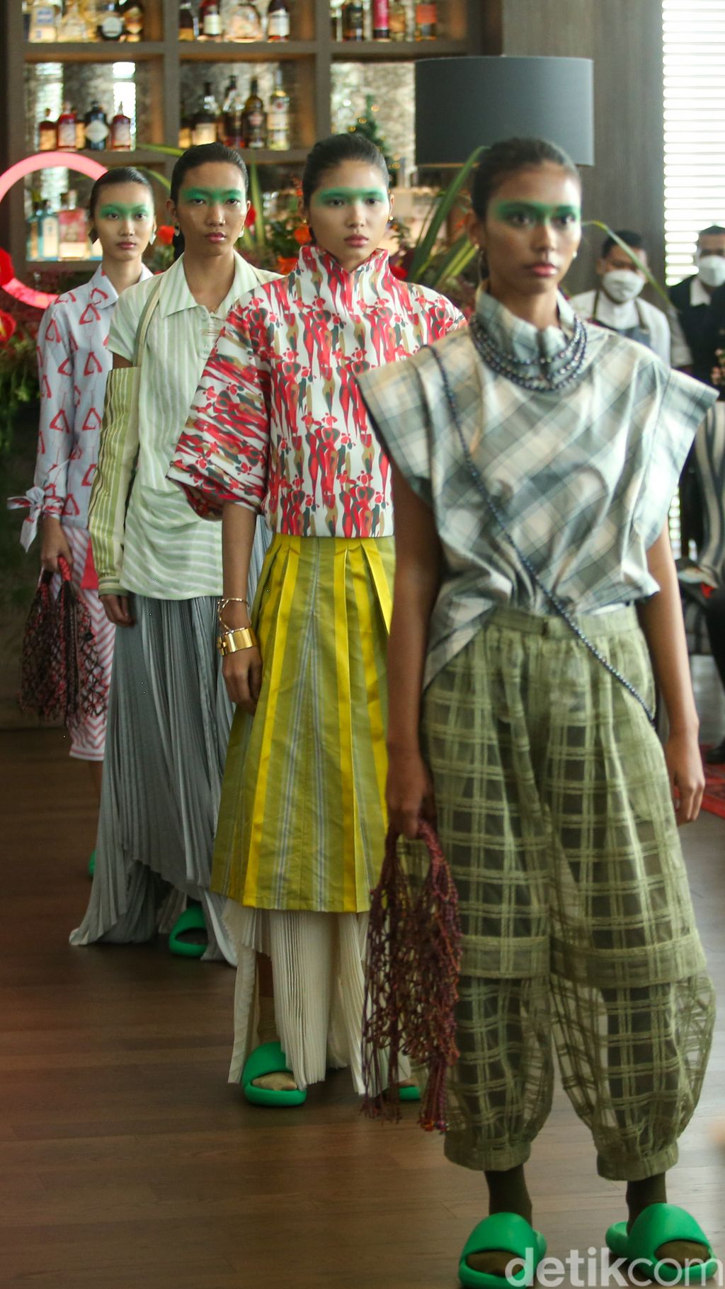 Koleksi Nila Baharuddin memperagakan Busana Ala Jepang di Jakarta
