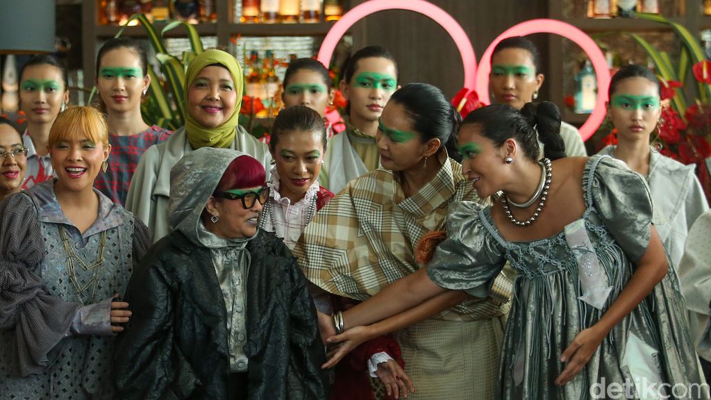 Koleksi Nila Baharuddin memperagakan Busana Ala Jepang di Jakarta