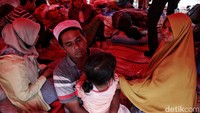 Mereka mengungsi karena takut akan terjadi gempa susulan.