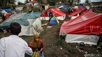 Penampakan tenda-tenda yang dibuat seadanya oleh warga korban gempa di Desa Gasol, Kampung Lugewang, Cianjur.