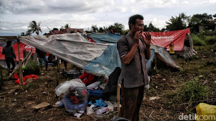 Sejumlah warga mengungsi di tanah kosong pinggir sawah di kawasan Desa Gasol, Kampung Lugewang, Cianjur, Jawa Barat, Selasa (22/11/2022). Menurut keterangan warga mereka masih membutuhkan logistik makanan minuman, air bersih, serta jenset untuk aliran listrik untuk koordinasi bantuan.