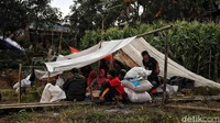 Warga korban gempa mengungsi di tenda yang dibangun seadanya di Desa Gasol, Kampung Lugewang, Cianjur, Jawa Barat, Selasa (22/11/2022).