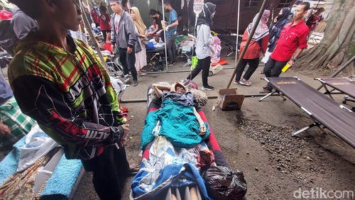 Korban Gempa Cianjur dirawat di area Parkir RSUD Sayang.