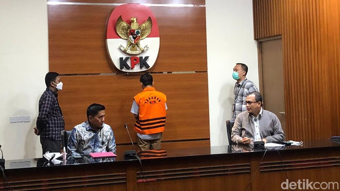 KPK menahan Ketua Harian Dewan Pengurus Daerah PAN (DPD PAN) Subang, Jawa Barat Suherlan (SL).