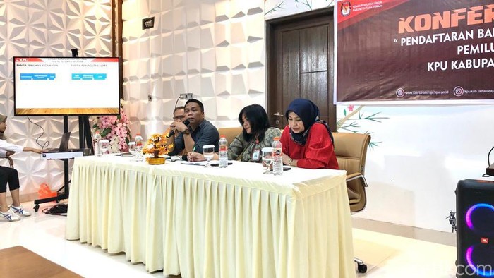 KPU Tana Toraja saat melakukan sosialisasi pendaftaran adhock.