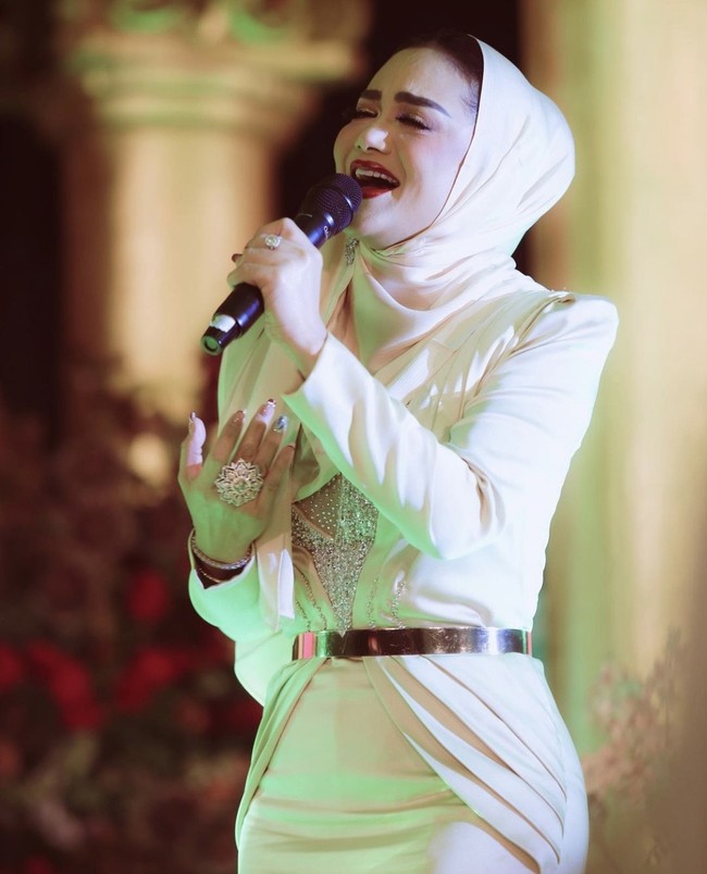 Warganet langsung menanggapi gaya hijab Krisdayanti. Ini hanya fashion ya teman-teman bukan hijab, karena tak ada hijab yang gitu modelnya, ucap akun @rania_qumaira. Ini tuh sebenernya pake hijab atau gimana sih 😒😒 bingung deh akhir zaman 😢 ya Allah 🤲, ujar akun @irafantianastasya. Kenapa pakai hijab rambutnya kelihatan sama juga bohong, kata akun @susananggraini_office. Foto: Dok. Instagram @krisdayantilemos.