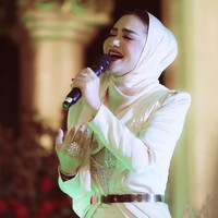 Warganet langsung menanggapi gaya hijab Krisdayanti. Ini hanya fashion ya teman-teman bukan hijab, karena tak ada hijab yang gitu modelnya, ucap akun @rania_qumaira. Ini tuh sebenernya pake hijab atau gimana sih 😒😒 bingung deh akhir zaman 😢 ya Allah 🤲, ujar akun @irafantianastasya. Kenapa pakai hijab rambutnya kelihatan sama juga bohong, kata akun @susananggraini_office. Foto: Dok. Instagram @krisdayantilemos.