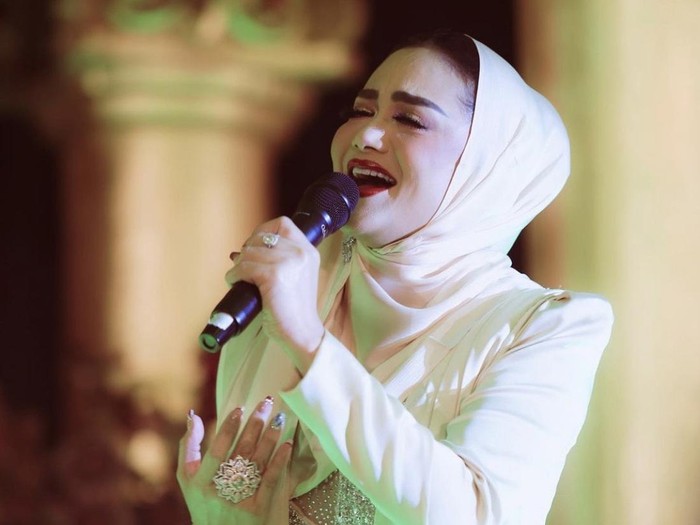 Krisdayanti pakai hijab ketika di Banda Aceh.