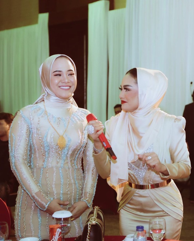 Krisdayanti kerap membagikan berbagai kegiatannya di media sosial. Salah satunya saat Krisdayanti berada di Banda Aceh. Ia hadir sebagai brand ambassador sebuah merek minuman asal Malaysia yang sedang membuka gerai terbaru di Banda Aceh.  Foto: Dok. Instagram @krisdayantilemos.