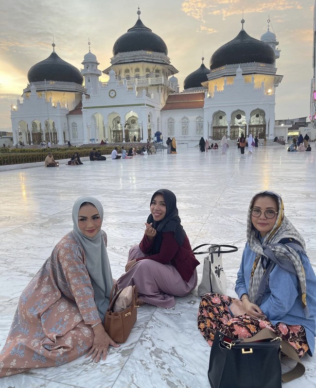 Penyanyi yang telah memenangkan sejumlah penghargaan ini mengabadikan momen di Masjid Raya Baiturrahman, Banda Aceh. Wanita yang akrab disapa KD ini memadukan kaftan dengan hijab pashmina yang dibentuk simpel dan rapi.  Foto: Dok. Instagram @krisdayantilemos.