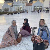 Penyanyi yang telah memenangkan sejumlah penghargaan ini mengabadikan momen di Masjid Raya Baiturrahman, Banda Aceh. Wanita yang akrab disapa KD ini memadukan kaftan dengan hijab pashmina yang dibentuk simpel dan rapi.  Foto: Dok. Instagram @krisdayantilemos.