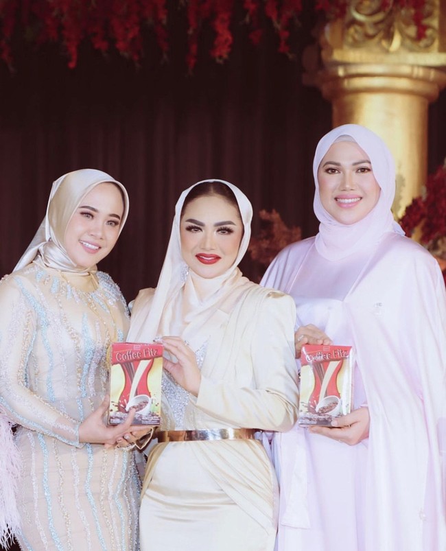 Unggahan KD selanjutnya memperlihatkan kegiatannya saat mengisi sebuah acara di Banda Aceh menuai kontroversi. Pasalnya, gaya hijab Kd memperlihatkan rambut bagian depan alias hijab poni. Foto: Dok. Instagram @krisdayantilemos.