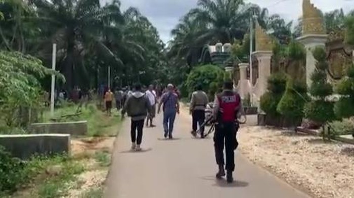 Tangkap layar kericuhan di Lampung Tengah polisi vs massa. Istimewa