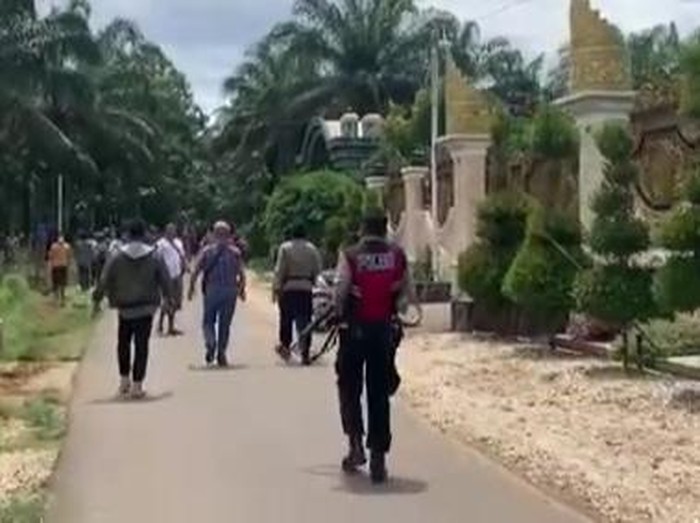 Tangkap layar kericuhan di Lampung Tengah polisi vs massa. Istimewa