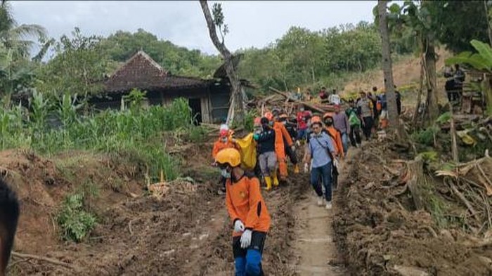 Tim SAR Gabungan saat mengevakuasi dua korban tertimbun longsor di Blembem, Semin, Gunungkidul. Selasa (22/11/2022).