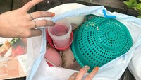 Malas mencuci piring, aksi seorang anak kos ini merepotkan teman sekamarnya. Semua peralatan makan yang kotor justru dibuang tanpa dibersihkan. Foto: Bored Panda