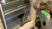 Menitipkan kamar kos untuk ditinggal pergi sementara, netizen ini bagikan penampakan kosannya yang baru. kulkasnya penuh dengan noda hitam berjamur dari makanan kadaluarsa yang tak pernah dibersihkan teman sekamarnya. Foto: Bored Panda