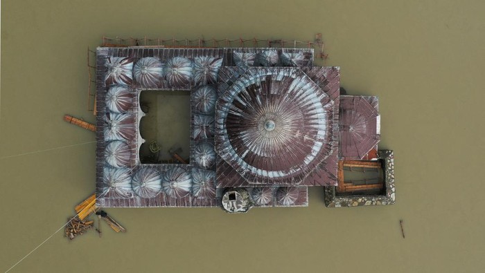 This photograph taken on November 21, 2022, shows an aerial view of The Lead Mosque flooded in Shkodra. - Albania has been under intensive rains for two days, which led to overflowing rivers, and flooding in its western plain. (Photo by Gent SHKULLAKU / AFP) (Photo by GENT SHKULLAKU/AFP via Getty Images)