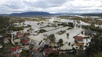 Diketahui hujan deras mengguyur wilayah Shkoder selama 48 jam hingga membanjiri lahan pertanian dan rumah. (AP Photo/Franc Zhurda)  