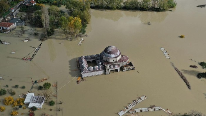 This photograph taken on November 21, 2022, shows an aerial view of The Lead Mosque flooded in Shkodra. - Albania has been under intensive rains for two days, which led to overflowing rivers, and flooding in its western plain. (Photo by Gent SHKULLAKU / AFP) (Photo by GENT SHKULLAKU/AFP via Getty Images)