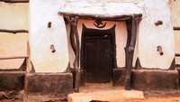 Gaya yang mencolok dari masjid ini adalah menara tinggi berbentuk dua piramida dengan sejumlah penopang yang berbentuk tidak beraturan. Gaya inilah yang disebut dengan gaya Sudan. Satu untuk mihrab yang menghadap ke arah Makkah membentuk fasad di timur dan satu lagi sebagai menara di sudut timur laut.