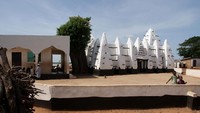Usut punya usut, melansir About Islam, pendiri masjid yang disebut bernama Ibrahim Ayuba al-Ansari dimakamkan di pohon di sekitar rumah ibadah itu tumbuh. Masyarakat setempat berpendapat, Ibrahim berasal dari Banu al-Najjar atau suku yang sama dengan ibu dari Nabi Muhammad SAW.